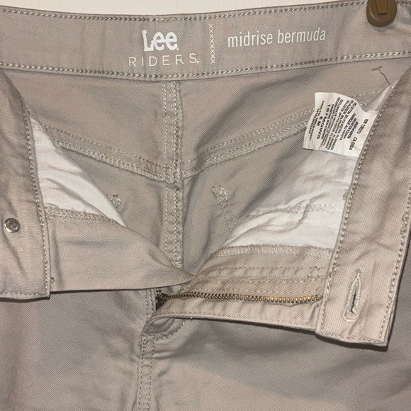 LEE RIDERS MID RISE BERMUDA SHORTS - Picture 2 of 3
